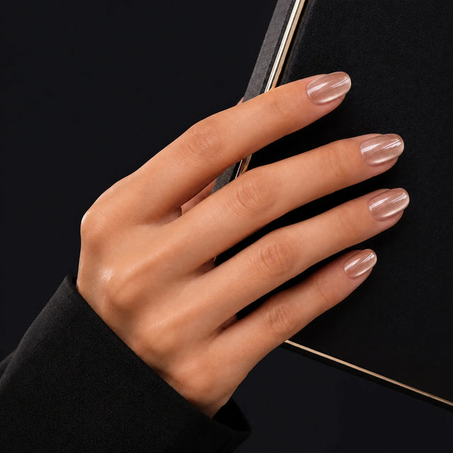 Glaze Press-On Nails, Oval Short — Main sur pochette noire (liseré doré)
