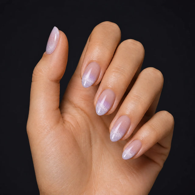 Glazed Cat Eye Press-On Nails, Almond Short — Hero — une main, fond noir