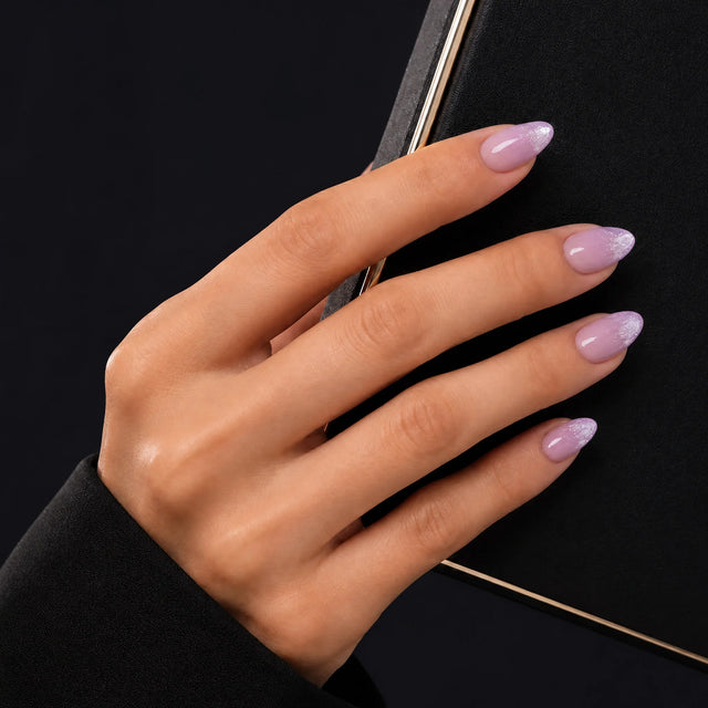 Glazed Cat Eye Press-On Nails, Almond Short — Main sur pochette noire (liseré doré)