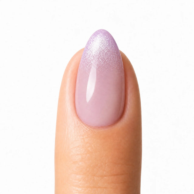 Glazed Cat Eye Press-On Nails, Almond Short — Packshot fond blanc (variante / Shopping)