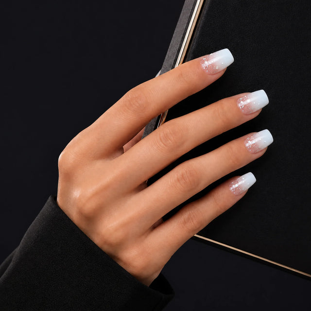 Ivory Ombre French Press-On Nails, Coffin Medium — Main sur pochette noire (liseré doré)