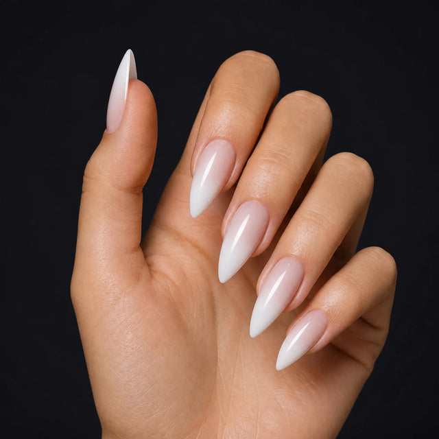 Lacquer Press-On Nails, Stiletto Long — Hero — une main, fond noir
