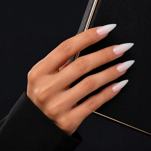 Lacquer Press-On Nails, Stiletto Long — Main sur pochette noire (liseré doré)