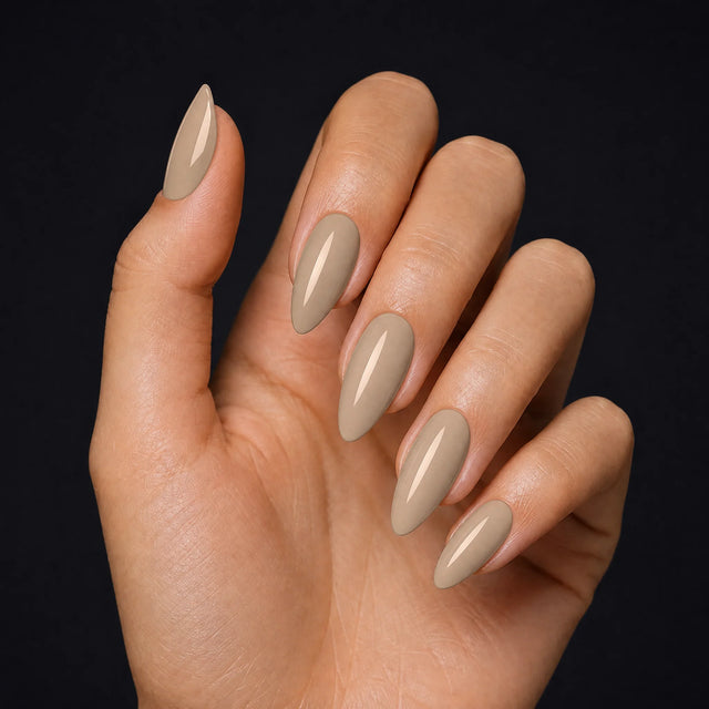 Latte Press-On Nails, Medium Almond — Hero — une main, fond noir
