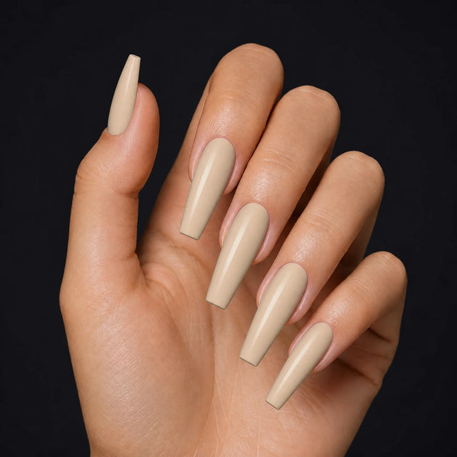 Latte Press-On Nails, Long Coffin — Hero — une main, fond noir