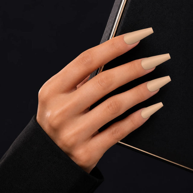 Latte Press-On Nails, Long Coffin — Main sur pochette noire (liseré doré)