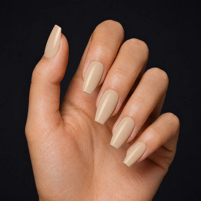 Latte Press-On Nails, Medium Coffin — Hero — une main, fond noir