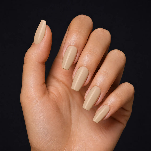 Latte Press-On Nails, Medium Coffin — Hero — une main, fond noir