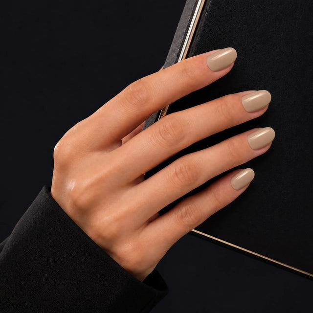 Latte Press-On Nails, Short Oval — Main sur pochette noire (liseré doré)