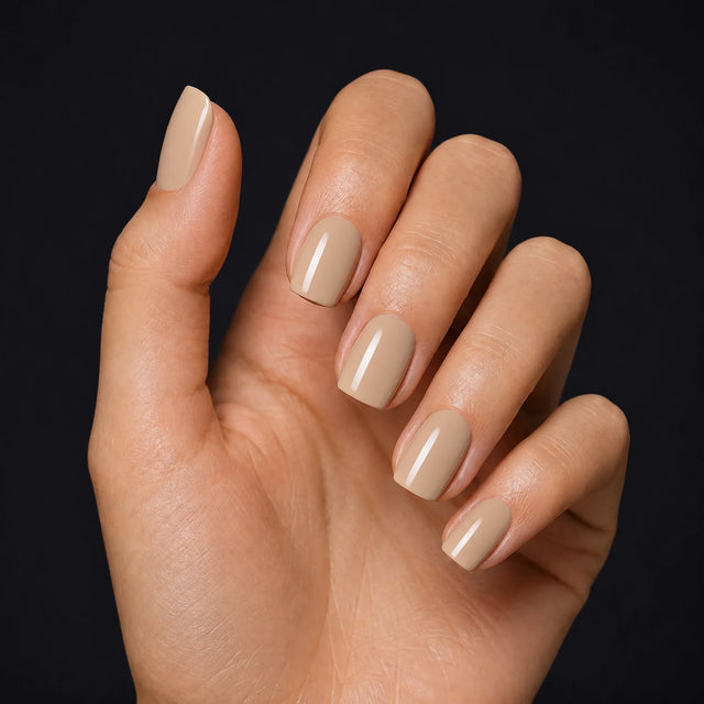 Latte Press-On Nails, Short Square — Hero — une main, fond noir
