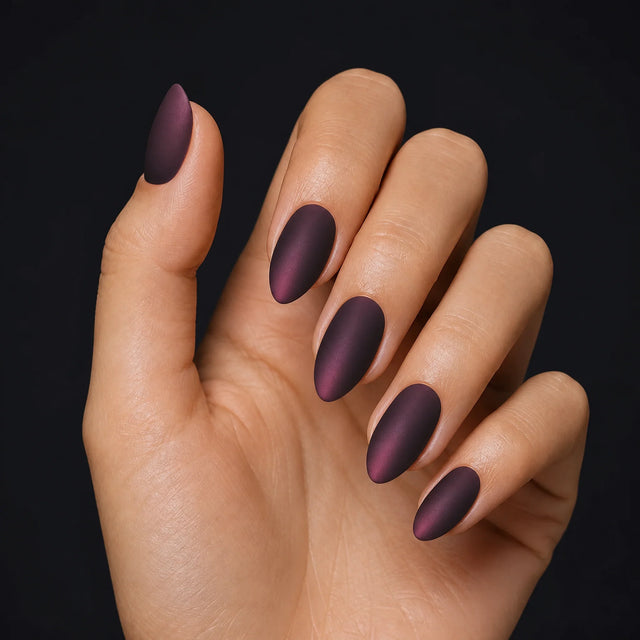 Matte Press-On Nails, Almond Medium — Hero — une main, fond noir
