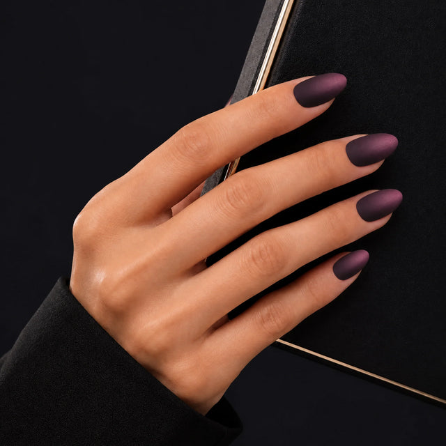 Matte Press-On Nails, Almond Medium — Main sur pochette noire (liseré doré)