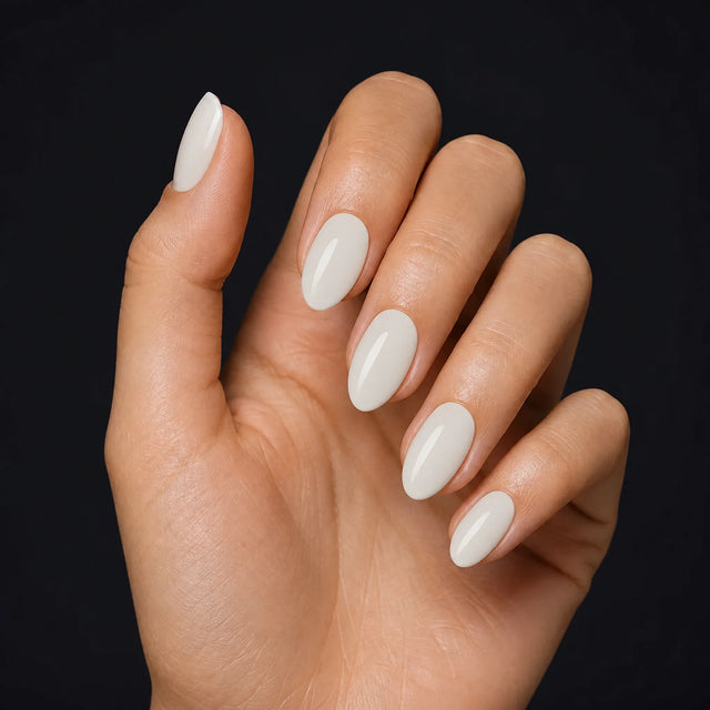 Milk Glaze Press-On Nails, Medium Almond — Hero — une main, fond noir