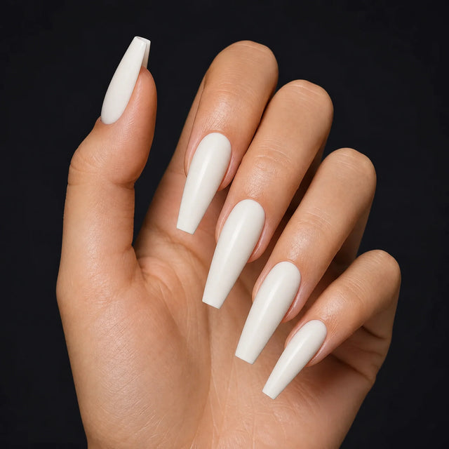 Milk Glaze Press-On Nails, Long Coffin — Hero — une main, fond noir