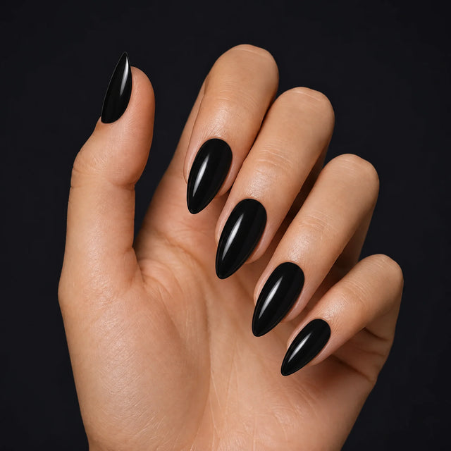 Noir Press-On Nails, Medium Almond — Hero — une main, fond noir