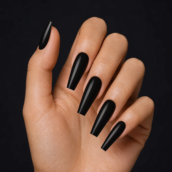 Noir Press-On Nails, Long Coffin — Hero — une main, fond noir