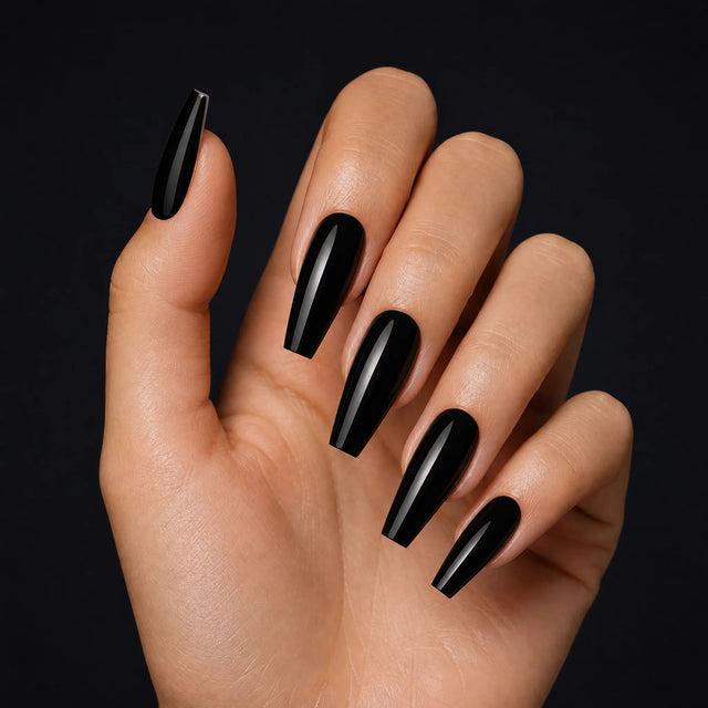 Noir Press-On Nails, Long Coffin — Hero — une main, fond noir
