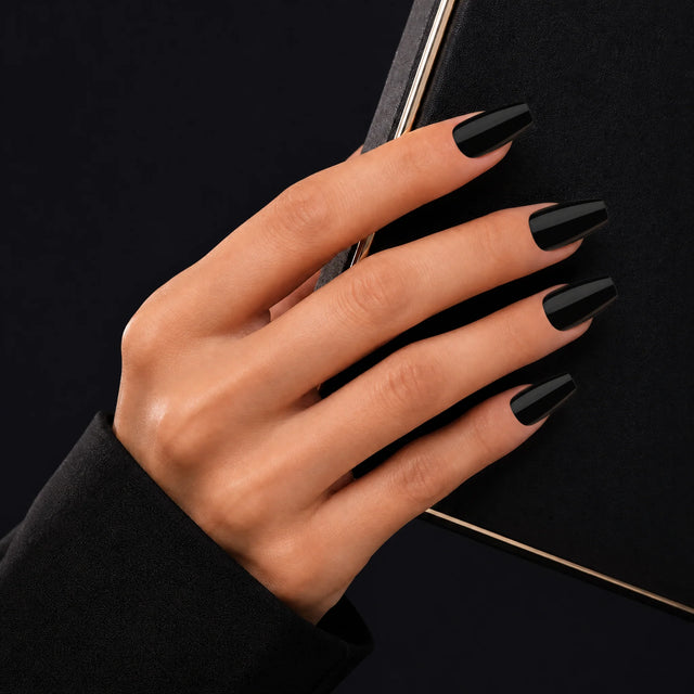 Noir Press-On Nails, Medium Coffin — Main sur pochette noire (liseré doré)