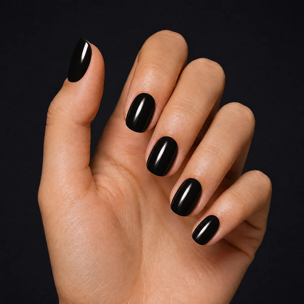 Noir Press-On Nails, Short Oval — Hero — une main, fond noir