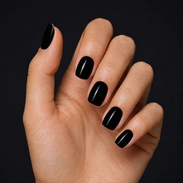 Noir Press-On Nails, Short Square — Hero — une main, fond noir