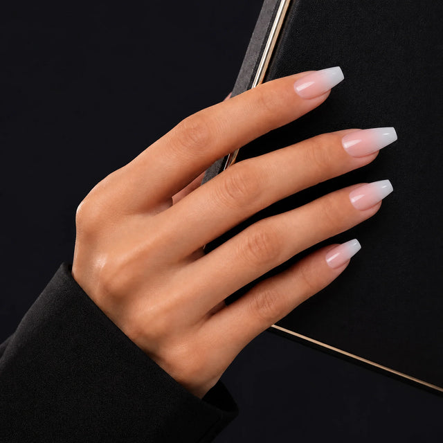Ombre Ballerina Press-On Nails, Coffin Medium — Main sur pochette noire (liseré doré)