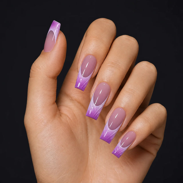 Orchid Ombre Press-On Nails, Coffin Long — Hero — une main, fond noir