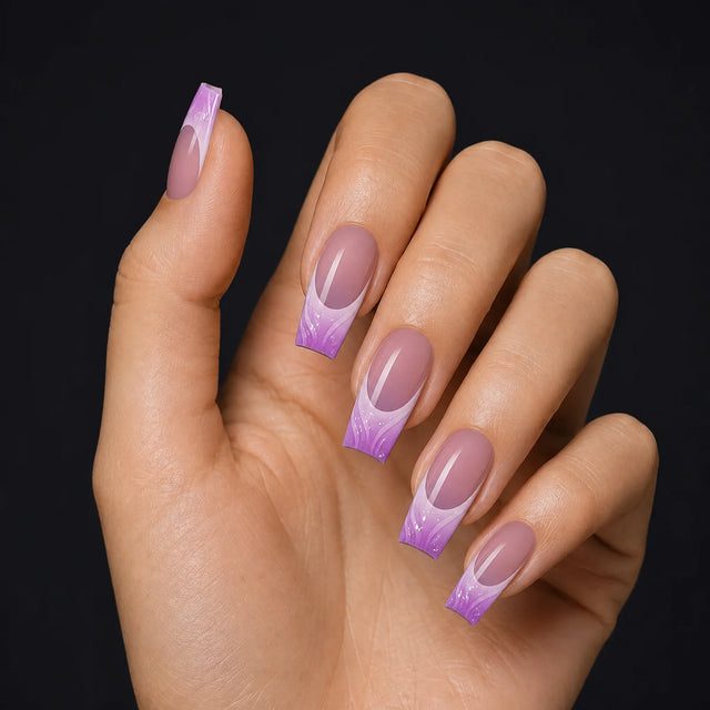 Orchid Ombre Press-On Nails, Coffin Long — Hero — une main, fond noir