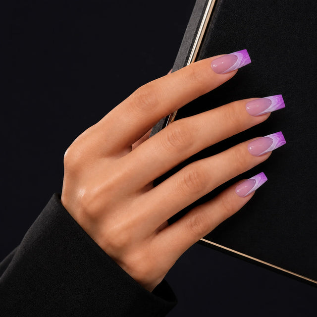 Orchid Ombre Press-On Nails, Coffin Long — Main sur pochette noire (liseré doré)