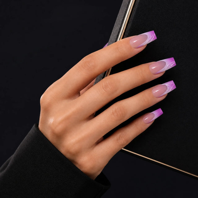 Orchid Ombre Press-On Nails, Coffin Long — Main sur pochette noire (liseré doré)