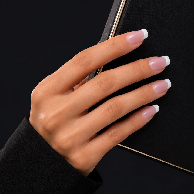 Rose French Press-On Nails, Square Short — Main sur pochette noire (liseré doré)