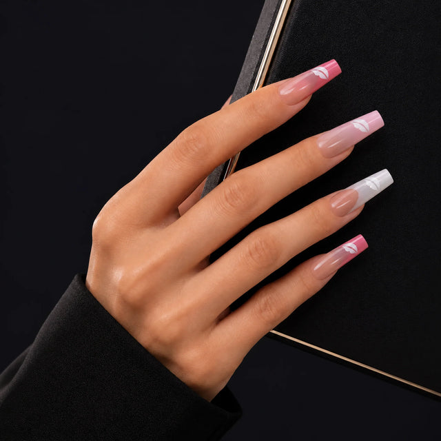 Rose Glitter French Press-On Nails, Coffin Long — Main sur pochette noire (liseré doré)