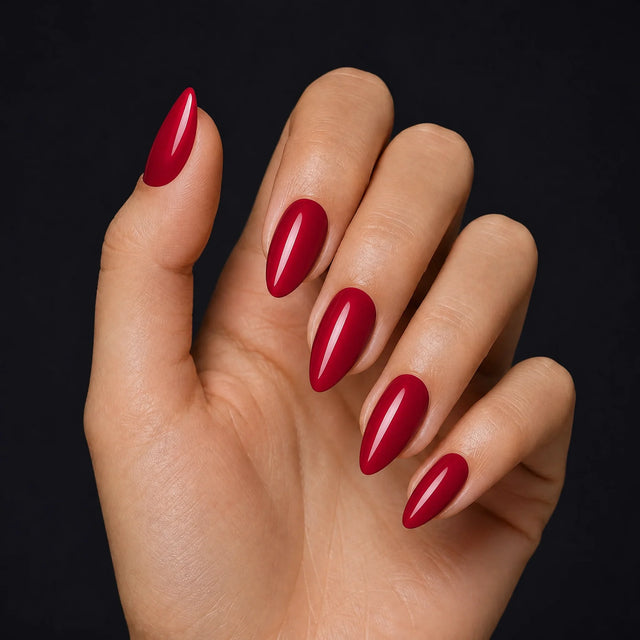 Rouge Press-On Nails, Medium Almond — Hero — une main, fond noir