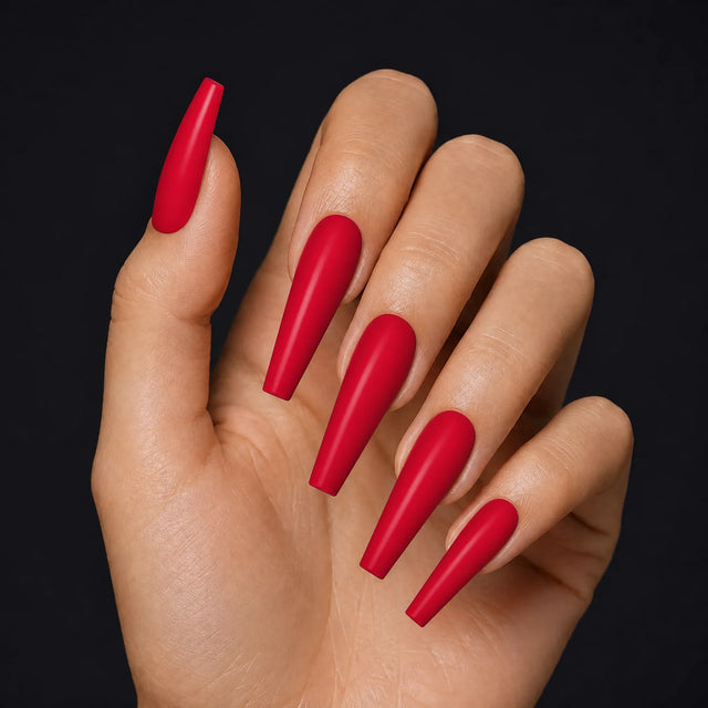 Rouge Press-On Nails, Long Coffin — Hero — une main, fond noir