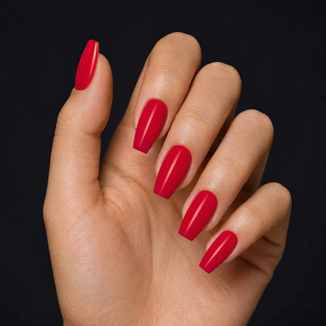 Rouge Press-On Nails, Medium Coffin — Hero — une main, fond noir