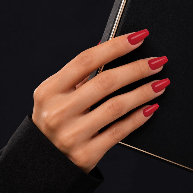Rouge Press-On Nails, Medium Coffin — Main sur pochette noire (liseré doré)