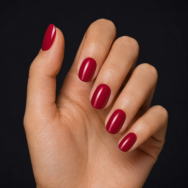 Rouge Press-On Nails, Short Oval — Hero — une main, fond noir