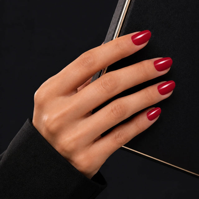 Rouge Press-On Nails, Short Oval — Main sur pochette noire (liseré doré)