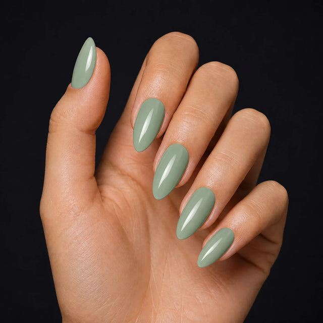 Sage Press-On Nails, Medium Almond — Hero — une main, fond noir