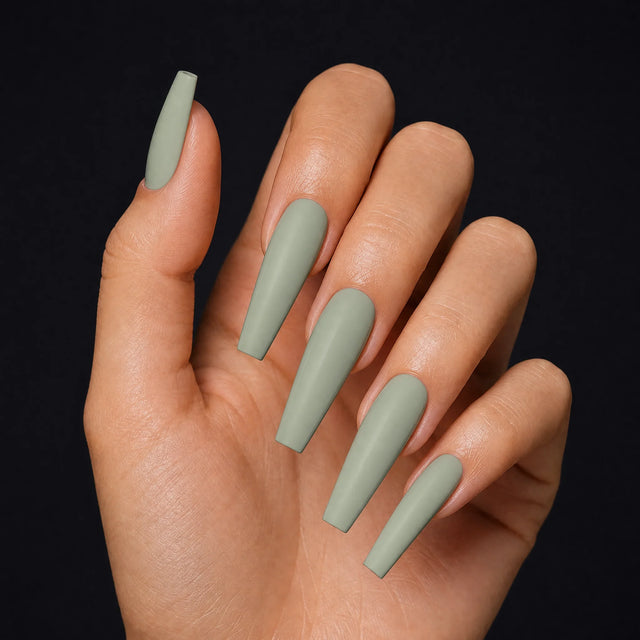 Sage Press-On Nails, Long Coffin — Hero — une main, fond noir