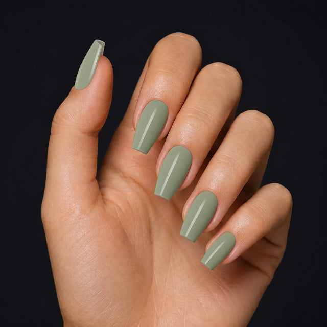 Sage Press-On Nails, Medium Coffin — Hero — une main, fond noir
