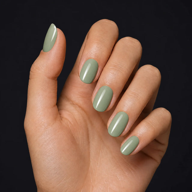 Sage Press-On Nails, Short Oval — Hero — une main, fond noir