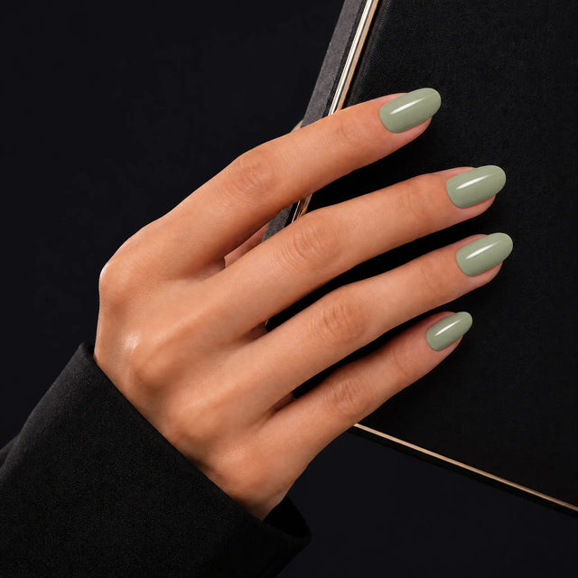 Sage Press-On Nails, Short Oval — Main sur pochette noire (liseré doré)