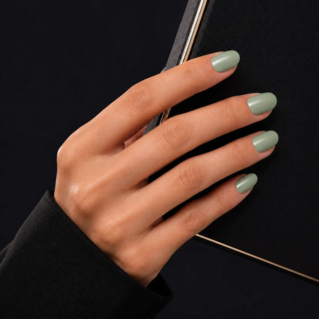 Sage Press-On Nails, Short Oval — Main sur pochette noire (liseré doré)