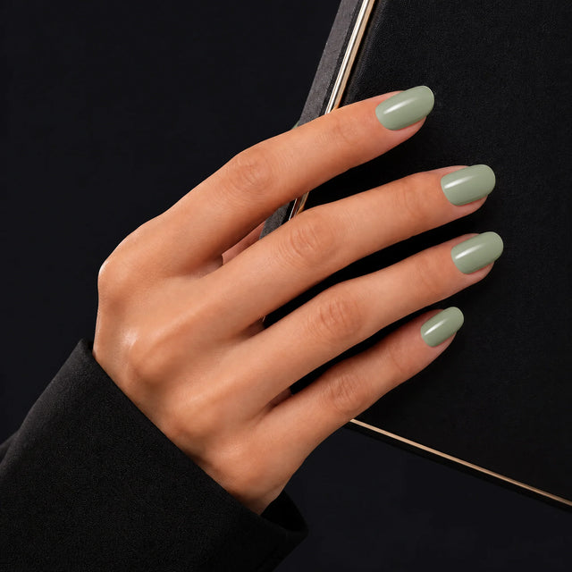Sage Press-On Nails, Short Oval — Main sur pochette noire (liseré doré)