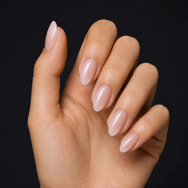 Second Skin Press-On Nails, Almond Medium — Hero — une main, fond noir