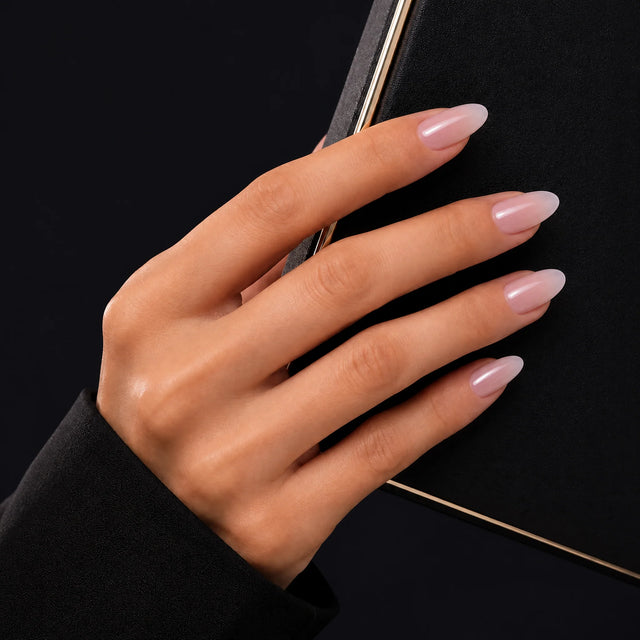 Second Skin Press-On Nails, Almond Medium — Main sur pochette noire (liseré doré)