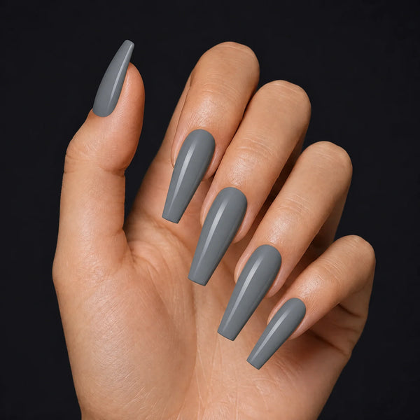 Slate Press-On Nails, Long Coffin — Hero — une main, fond noir