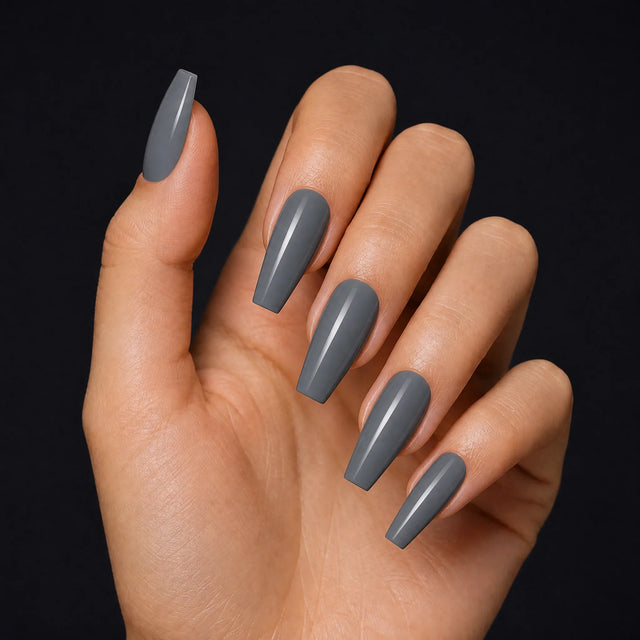 Slate Press-On Nails, Long Coffin — Hero — une main, fond noir
