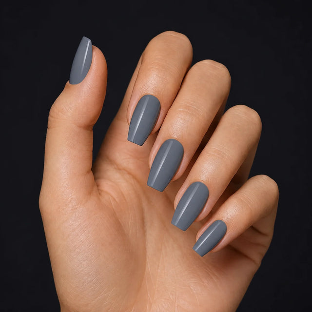 Slate Press-On Nails, Medium Coffin — Hero — une main, fond noir