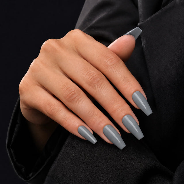 Slate Press-On Nails, Medium Coffin — Main sur blazer noir (dos de main)